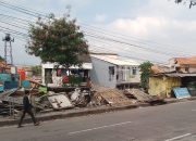 Rusak Estitika Kota, Satpol PP Kabupaten Sumedang Bongkar Bangunan Kios Liar
