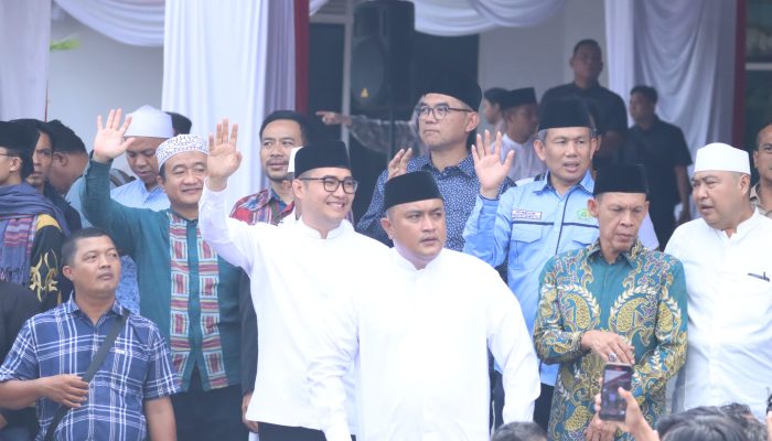 Berangkatkan Jamaah Haji, Ketua DPRD Kabupaten Bogor Sastra Winara Doakan Mabrur